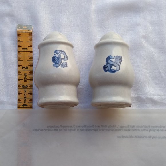 Vintage Pfaltzgraff Yorktowne Salt & Pepper Shaker - Picture 3 of 4